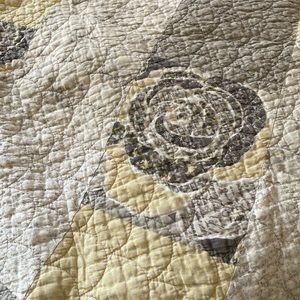 Reversible quilt. Great condition! Pale gray and pale yellow.